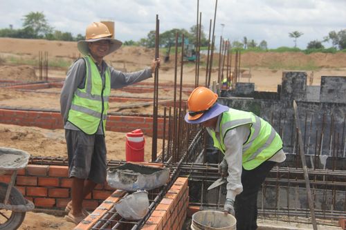 Kỹ sư Trần Thanh Sơn, Giám sát trưởng trạm dừng nghỉ cho biết, hiện trên công trường nhà thầu huy động 12 xe cuốc, 4 xe lu, 4 xe ủi, xe tải vận chuyển vật liệu, tiến độ đang bám sát kế hoạch đề ra. "Gần 200 công nhân, kỹ sư làm việc liên tục, gấp rút hoàn thiện các hạng mục hạ tầng, hệ thống thoát nước, đường giao thông, bãi đỗ xe", kỹ sư Sơn cho hay.