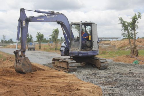 Theo ghi nhận của PV Báo Xây dựng vào sáng 9/9, tại công trường trạm dừng nghỉ cao tốc bên phải tuyến (hướng đi Cần Thơ) xe cơ giới hoạt động nhộn nhịp thi công đường giao thông, hạ tầng, bãi đỗ xe.