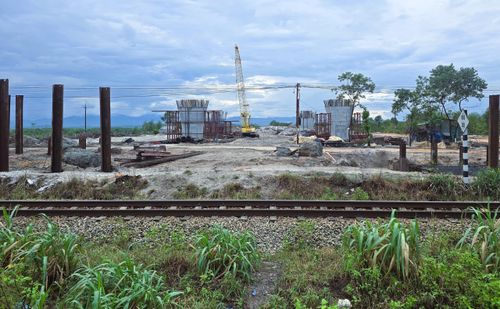 Các trụ T3, T4, T5 và mố M2 phía Tây QL1 và đường sắt Bắc - Nam đang thi công nhìn từ QL1.