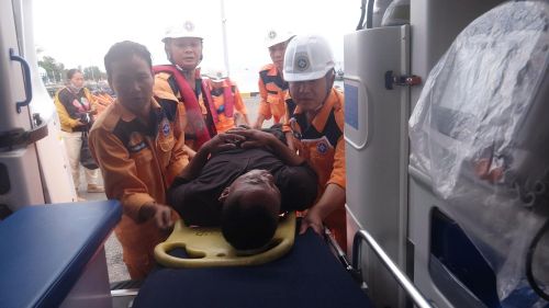 Bệnh nhân sau đó được chuyển vào bệnh viện địa phương để tiếp tục điều trị.