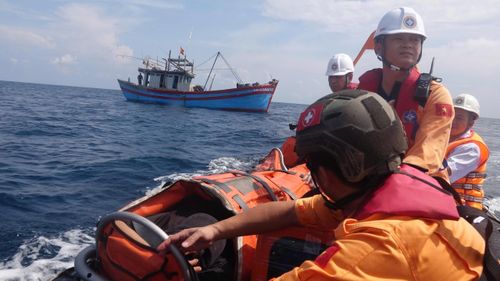 Bệnh nhân được chuyển sang tàu SAR 274 để chăm sóc y tế và khẩn trương đưa về bờ điều trị.