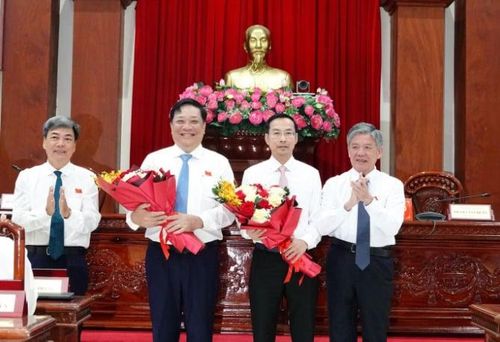 Ông Nguyễn Thanh Nhàn – tân Chủ tịch UBND tỉnh Đồng Tháp (thứ 2 từ phải sang). Ảnh: Tiền Phong.