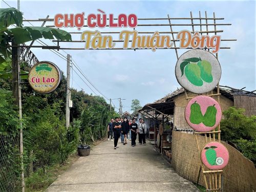 Chợ quê cù lao Tân Thuận Đông đang trở thành điểm đến cho nhiều du khách vào dịp cuối tuần và lễ, tết