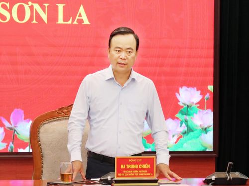 Đồng chí Hà Trung Chiến, Ủy viên Ban Thường vụ Tỉnh ủy, Phó Chủ tịch Thường trực UBND tỉnh Sơn La chủ trì buổi làm việc. Ảnh SNews