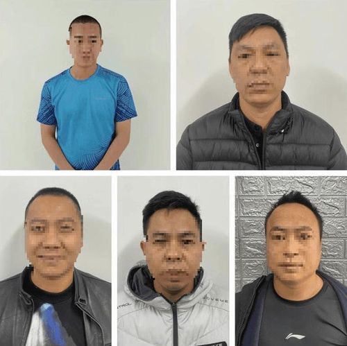 Bị can Hoàng Tạ Minh Cường (áo xanh) và một số bị can khác. Ảnh CACC
