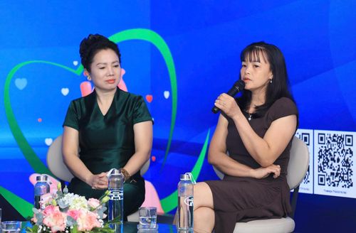 Chị Phạm Thị Thanh, phường Hoàng Mai (bên phải) chia sẻ câu chuyện về nghĩa cử hiến tặng mô, tạng của người thân tại Tọa đàm.