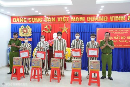 Ban tổ chức tặng quà khích lệ tinh thần các phạm nhân cải tạo tốt.