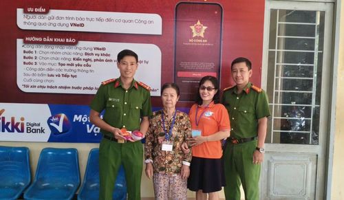 Cụ bà Nguyễn Thị Mùi mang số nữ trang bằng vàng có giá trị lớn đến Cơ quan Công an trình báo.