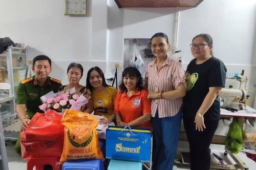 Công an phường Hiệp Bình cùng Tổ công tác 3 trong 1 khu phố 41 và chị Trần Thị Thùy Vân đến thăm hỏi, trao tặng quà và cảm ơn bà Nguyễn Thị Mùi.
