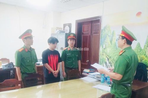 Cơ quan CSĐT tống đạt các quyết định tố tụng đối với bị can Mạnh.
