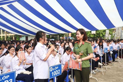Cán bộ Phòng An ninh mạng và phòng chống tội phạm sử dụng công nghệ cao tuyên truyền pháp luật cho học sinh trên địa bàn.