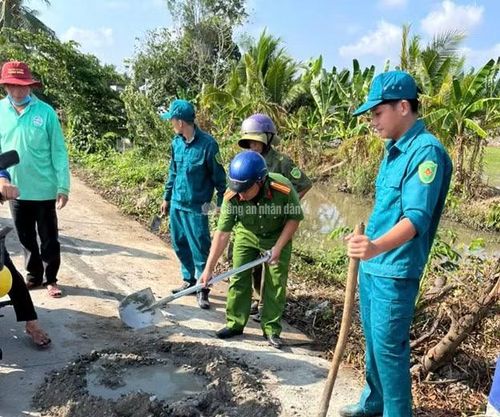 Công an xã Vị Thanh 1 cùng lực lượng địa phương dặm vá lại tuyến đường nông thôn hư hỏng.
