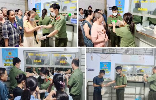 Cán bộ, chiến sĩ Phòng Tham mưu nấu cháo phục vụ bệnh nhân, thân nhân người bệnh tại Bệnh viện Ung bướu TP Cần Thơ.