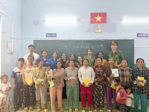 Đại úy Nguyễn Ngọc Khang, Bí thư Chi đoàn Thanh niên Công an xã Ninh Hải cùng một số học viên do anh trực tiếp giảng dạy.