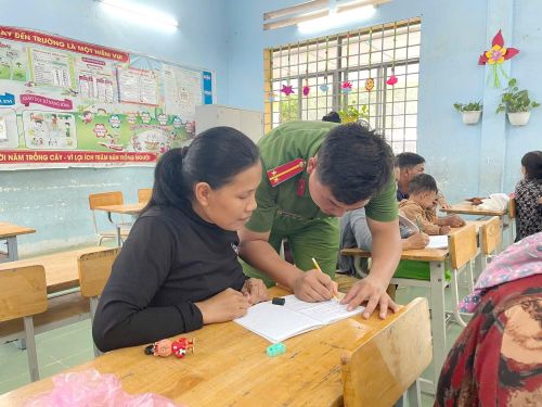 Trung úy Nguyễn Bảo Nhật Luân, cán bộ tổ cảnh sát khu vực hướng dẫn học viên tập viết.
