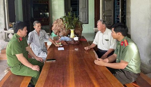 Công an xã Mộ Đức bám địa bàn cơ sở, ân cần thăm hỏi, trò chuyện với người dân.