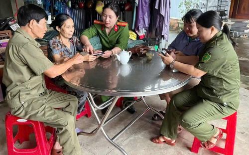 Công an xã Mộ Đức đến tận nhà hướng dẫn người dân sử dụng dịch vụ công trực tuyến.