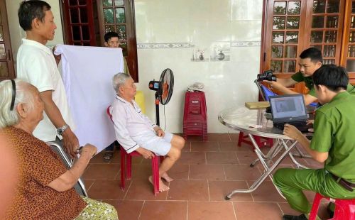 Công an xã Mộ Đức đến nhà thu nhận hồ sơ cấp căn cước cho người già yếu.