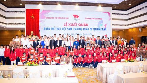 Các đại biểu chụp ảnh lưu niệm cùng Đoàn TTVN tại buổi lễ.