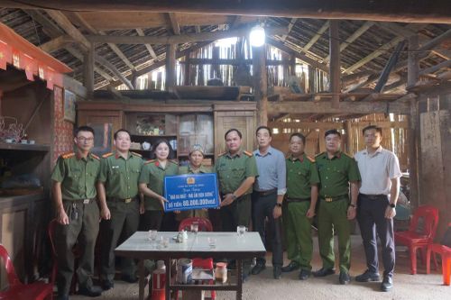 Đoàn công tác Công an tỉnh Cao Bằng do Đại tá Lương Văn Thiểm, Phó Bí thư Đảng ủy, Phó Giám đốc Công an tỉnh làm Trưởng đoàn, đã đến trao kinh phí hỗ trợ xây dựng nhà ở cho 3 hộ gia đình có hoàn cảnh khó khăn tại xã Xuân Trường, Khánh Xuân và Đức Long.