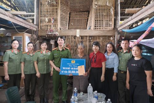 Đoàn công tác Công an tỉnh Cao Bằng do Thượng tá Lê Thanh Bình, Phó Giám đốc Công an tỉnh, trao kinh phí hỗ trợ xây dựng “Nhà Ba Nhất - Mái ấm biên cương", cho hộ nghèo có hoàn cảnh khó khăn về nhà ở tại xã Bế Văn Đàn.