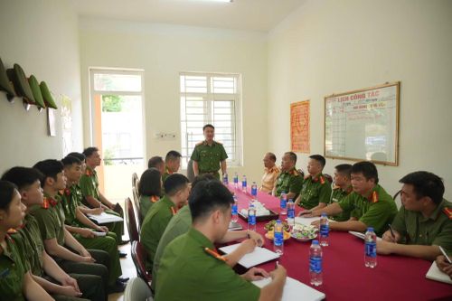 Đoàn công tác Công an tỉnh do Đại tá Lê Hồng Giang, Phó Giám đốc Công an tỉnh làm Trưởng đoàn, đã đến trao kinh phí hỗ trợ xây dựng nhà ở cho gia đình bà Phón Thị Sẩy, trú tại xóm Nà Đứa, xã Cô Ba và gia đình bà Mèo Thị Ngấy, trú tại xóm Cà Đổng, xã Cốc Pàng.