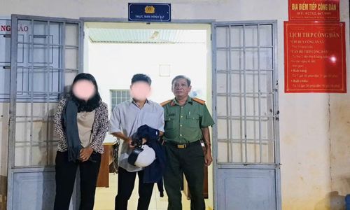 Công an xã Bom Bo bàn giao T.T.S cho gia đình đưa về nhà.