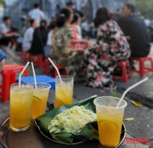 Xôi cốm hạt sen, món ăn mang đậm hương vị mùa thu Hà Nội ngay dưới Nhà thờ Lớn.