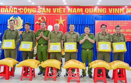 Trao quà cho thành viên lực lượng tham gia bảo vệ an ninh, trật tự ở cơ sở có hoàn cảnh khó khăn tại khóm Kinh Tế, phường Hiệp Thành.