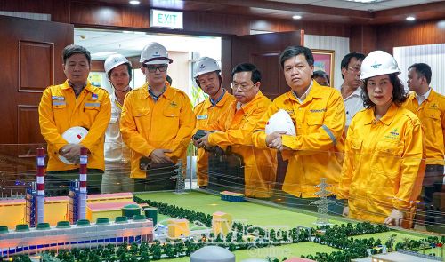 Phó Chủ nhiệm Uỷ ban Khoa học, Công nghệ và Môi trường của Quốc hội Tạ Đình Thi (hàng đầu, thứ hai từ phải sang) cùng Phó Trưởng đoàn chuyên trách Đoàn đại biểu Quốc hội tỉnh Cà Mau Nguyễn Bình Tân (bìa trái) và các thành viên đoàn công tác khảo sát tại Công ty Điện lực Dầu khí Cà Mau.