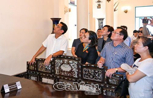 Đoàn khảo sát tại Nhà Công Tử Bạc Liêu.