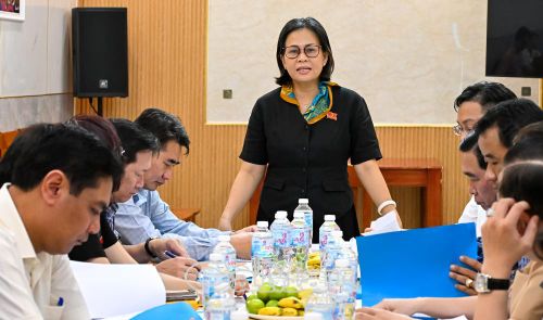 Trưởng Ban Kinh tế - Ngân sách HĐND tỉnh Vũ Hồng Như Yến ghi nhận nỗ lực của UBND phường Bạc Liêu trong đồng hành, hỗ trợ doanh nghiệp, hợp tác xã và tháo gỡ khó khăn cho khu vực kinh tế tư nhân.