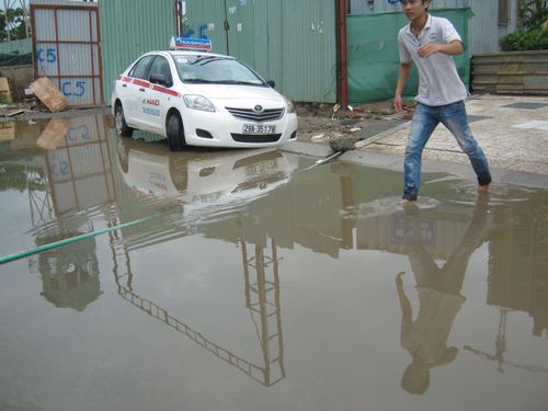 Theo Sở Xây dựng Hà Nội, tiến độ đầu tư chưa theo kịp tốc độ đô thị hóa và nhu cầu tiêu thoát nước ngày càng tăng, dẫn đến tình trạng ngập úng xảy ra khi có mưa lớn, kéo dài.