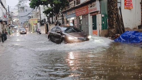 Trận mưa lớn kéo dài gây úng ngập tại phố Võng Thị, phường Tây Hồ.