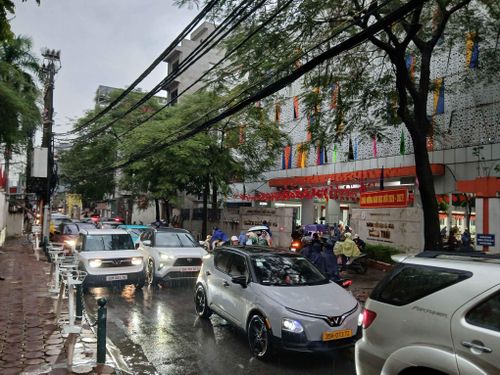 Mưa lớn đúng giờ tan tầm, kéo theo tình trạng tắc nghẽn giao thông.