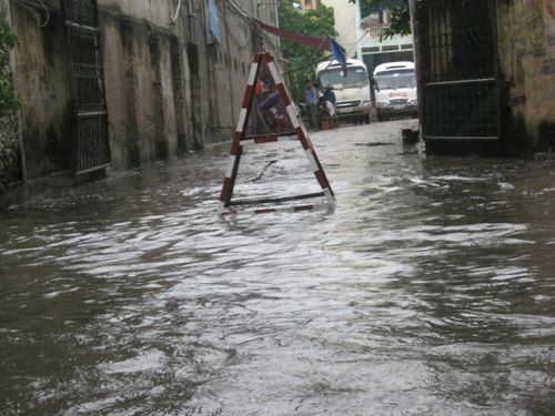 Để khắc phục tình trạng này, Hà Nội đang triển khai 12 dự án thoát nước, tập trung đầu tư hồ điều hòa, trạm bơm, tuyến kênh và các công trình đầu mối nhằm tăng khả năng tiêu thoát nước đô thị; bên cạnh 10 dự án chống ngập khẩn cấp đã được triển khai trong mùa mưa năm 2026.