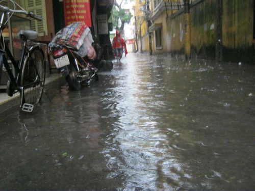 Nước tràn cả vào các ngõ nhỏ…
