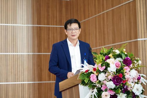 Cục trưởng Cục Tần số vô tuyến điện Lê Văn Tuấn phát biểu tại phiên đấu giá băng tần 900 MHz ngày 9/9. Ảnh Bộ KH&CN