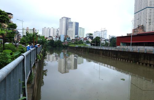 Cửa dẫn nước sông Nhuệ vào kênh La Khê đã thông thoáng, giúp vận hành hiệu quả Trạm bơm tiêu Yên Nghĩa. Ảnh: Kim Nhuệ