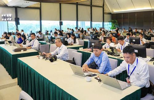 Nghị quyết số 25-NQ/TW về “Chiến lược công tác tư tưởng trong bối cảnh mới” là định hướng quan trọng để đổi mới công tác tư tưởng, góp phần đưa thông tin chính thống trở thành dòng chủ lưu trên không gian mạng. Trong ảnh: Phóng viên tác nghiệp tại một sự kiện ở thành phố Hà Nội.