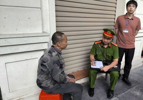 Bãi trông giữ phương tiện trong phố cổ bị xử phạt. Ảnh: Đức Tuấn