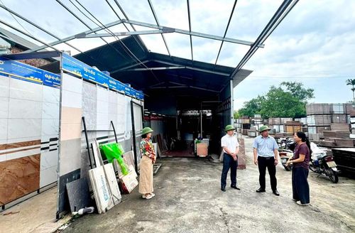 Lãnh đạo xã Đan Phượng kiểm tra xử lý công trình vi phạm. Ảnh: Nga Nguyễn