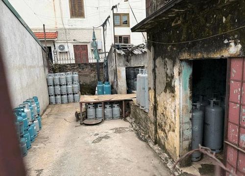 Các bình LPG có dấu hiệu giả mạo nhãn hiệu được lực lượng chức năng phát hiện, thu giữ. Ảnh: Công an thành phố Hà Nội.