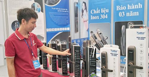 Doanh nghiệp giới thiệu sản phẩm tại hội chợ Hanoi MIP Fair 2026. Ảnh: Hoài Nam