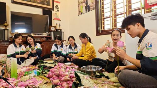 Học sinh Trường THPT Lưu Hoàng trải nghiệm quy trình ướp trà sen tại Hợp tác xã trà sen Tân An, xã Hòa Xá. Ảnh: Minh Thắm