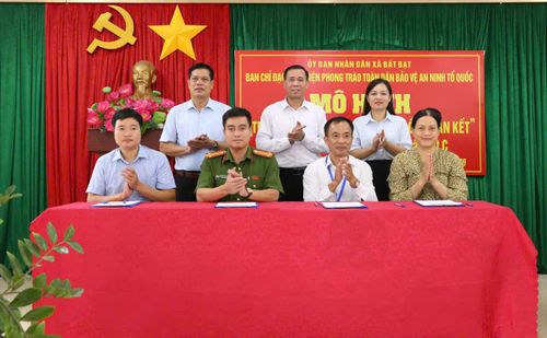 Các đơn vị tham gia ký kết triển khai mô hình “Trường học văn minh - Cộng đồng gắn kết”.
