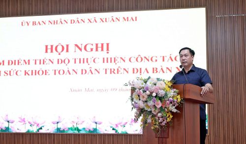 Chủ tịch UBND xã Xuân Mai Nguyễn Anh Đức phát biểu tại hội nghị. Ảnh: Thu Hiền