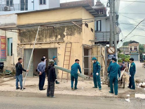 Xã Phượng Dực vận động người dân di dời tài sản, bàn giao mặt bằng phục vụ dự án nâng cấp tỉnh lộ 429. Ảnh: Thanh Trang