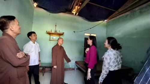 Bí thư Chi bộ Ban Công tác Dân tộc, Tôn giáo và Hội quần chúng Bùi Thị Thanh Giang (đứng thứ hai từ phải sang) tham gia khảo sát thực tế tại nhà em Mai Dương Anh Thắng. Ảnh: Hiền Chi