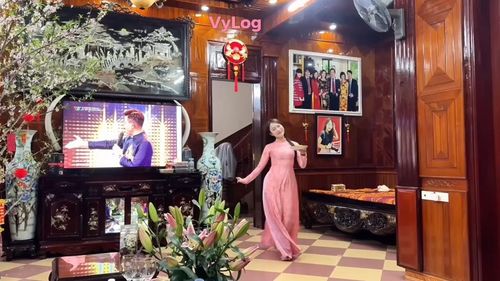 Bên trong nhà, chất liệu gỗ được sử dụng chủ yếu. Từ nội thất cho đến một số chi tiết trong nhà đều mang gam màu trầm, tạo tổng thể ấm cúng và có phần hoài cổ. Không gian được chia thành nhiều khu vực rộng, không có cảm giác chật chội dù cách bài trí không quá cầu kỳ.